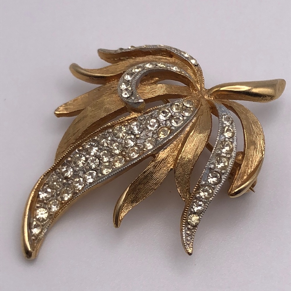 Vintage Elegant Textured Goldtone Clear Crystal Brooch